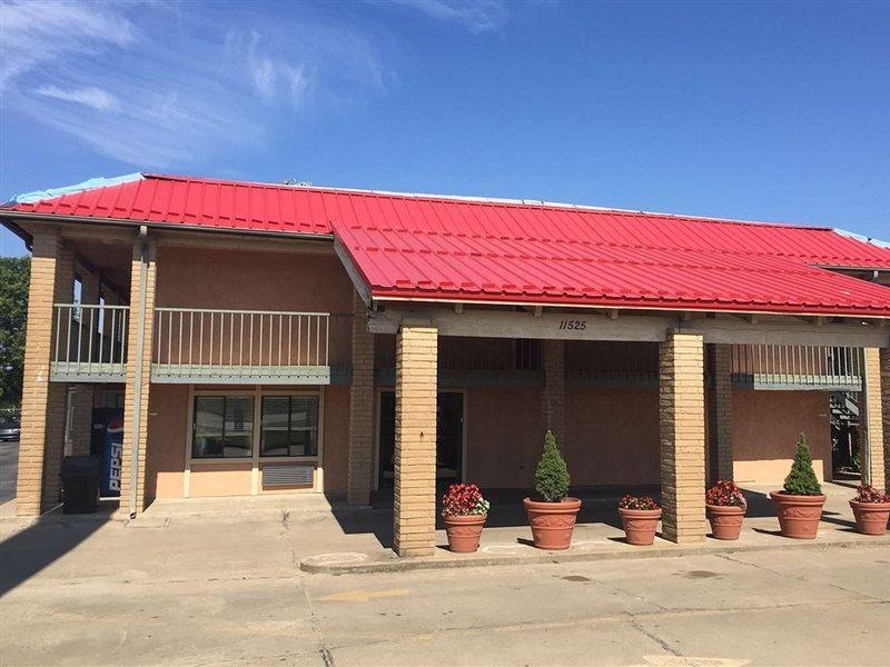 Travelodge By Wyndham Tulsa Exterior photo