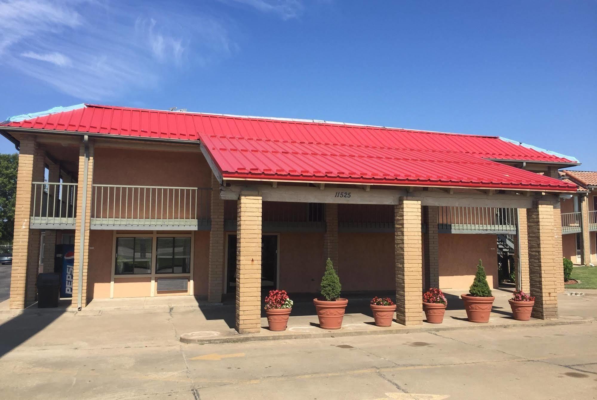 Travelodge By Wyndham Tulsa Exterior photo
